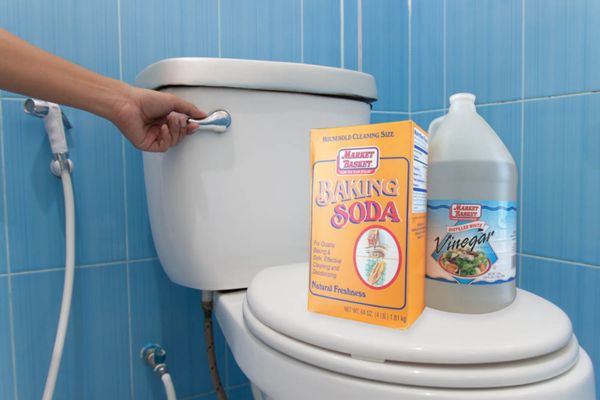 Kết hợp baking soda và dấm để ngăn ngừa và xử lý tắc bồn cầu hiệu quả