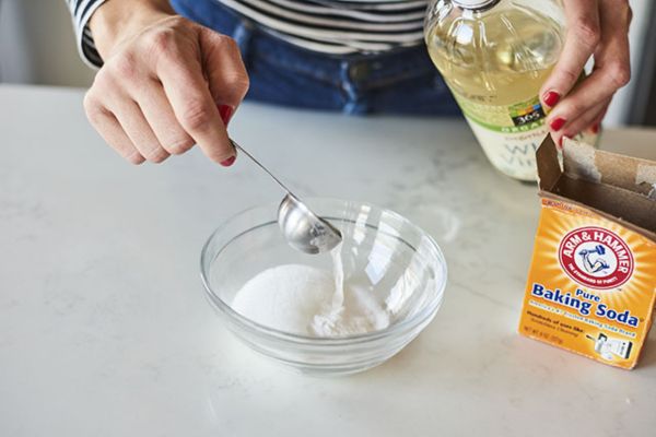 Xử lý bồn cầu bị tắc nghẽn nhanh chóng bằng muối, baking soda và giấm