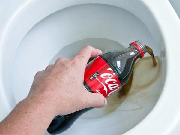 Hiệu quả bất ngờ khi dùng Coca Cola tẩy bồn cầu bị ố vàng