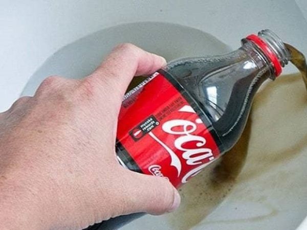 Cocacola có axit mạnh giúp đẩy nhanh quá trình phân giải chất thải