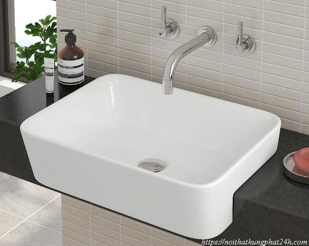 Lavabo đặt bán âm bàn American Standard phù hợp với nhiều không gian nhỏ hẹp hoặc bàn có kích thước nhỏ, giúp tiết kiệm được không gian mà vẫn mang lại vẻ đẹp sang trọng và hiện đại