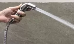 Cách dùng vòi xịt vệ sinh đúng cách, an toàn và tiện lợi