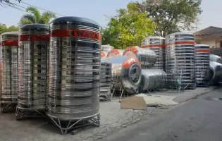 Phân Tích Chuyên Sâu: Bồn Nước HWATA Đứng hay Ngang Tốt Hơn cho Sân Thượng Nhỏ?