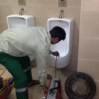 7 Cách thông bồn tiểu nam tại nhà đơn giản mà hiệu quả nhất
