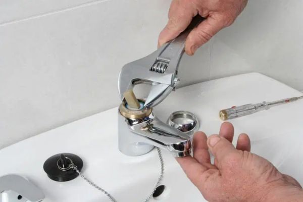 Cách thay vòi nước lavabo tại nhà