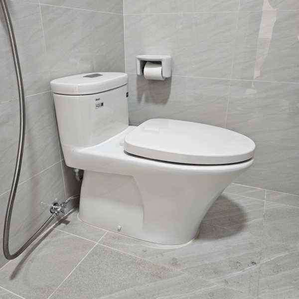 Công nghệ men sứ Aqua Ceramic độc quyền của Inax giúp bề mặt bồn cầu siêu nhẵn, chống bám bẩn, ố vàng hiệu quả, giữ bồn cầu luôn sáng bóng như mới