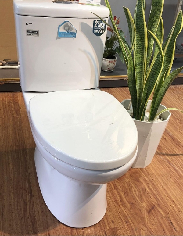 Thiết bị vệ sinh INAX Nhật Bản sử dụng hệ thống xả Siphon xoáy mạnh mẽ, kết hợp với công nghệ vành Open Rim, đảm bảo cuốn trôi mọi vết bẩn hiệu quả