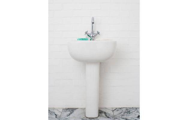 Lavabo chân đứng thiết kế tiện lợi