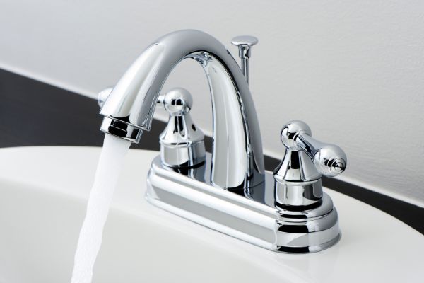 Vòi lavabo dẫn nước để rửa tay, rửa mặt