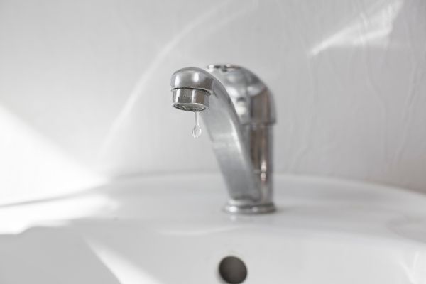 Vòi lavabo rỉ nước dấu hiệu cho thấy vòi lavabo bị hỏng