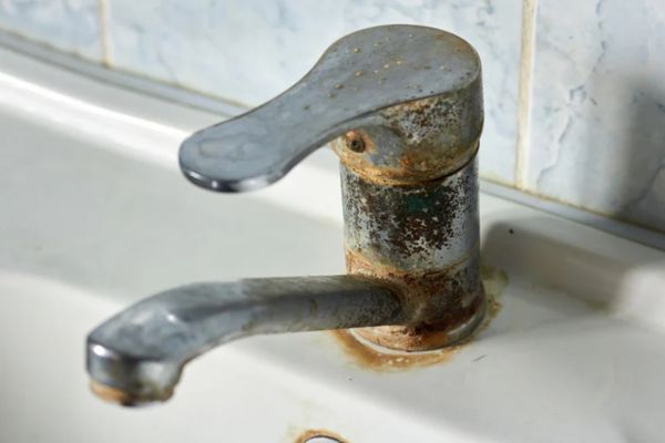 Vòi lavabo bị hư hỏng hoen gỉ