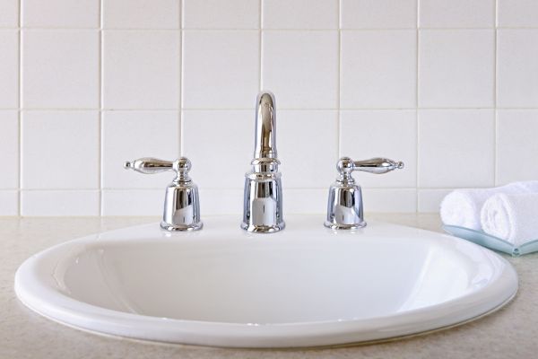 Lavabo dương vành có phần vành được thiết kế nổi lên