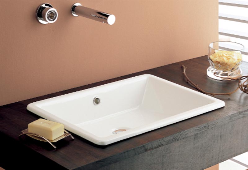 Lavabo âm bàn với mặt nổi lên trên