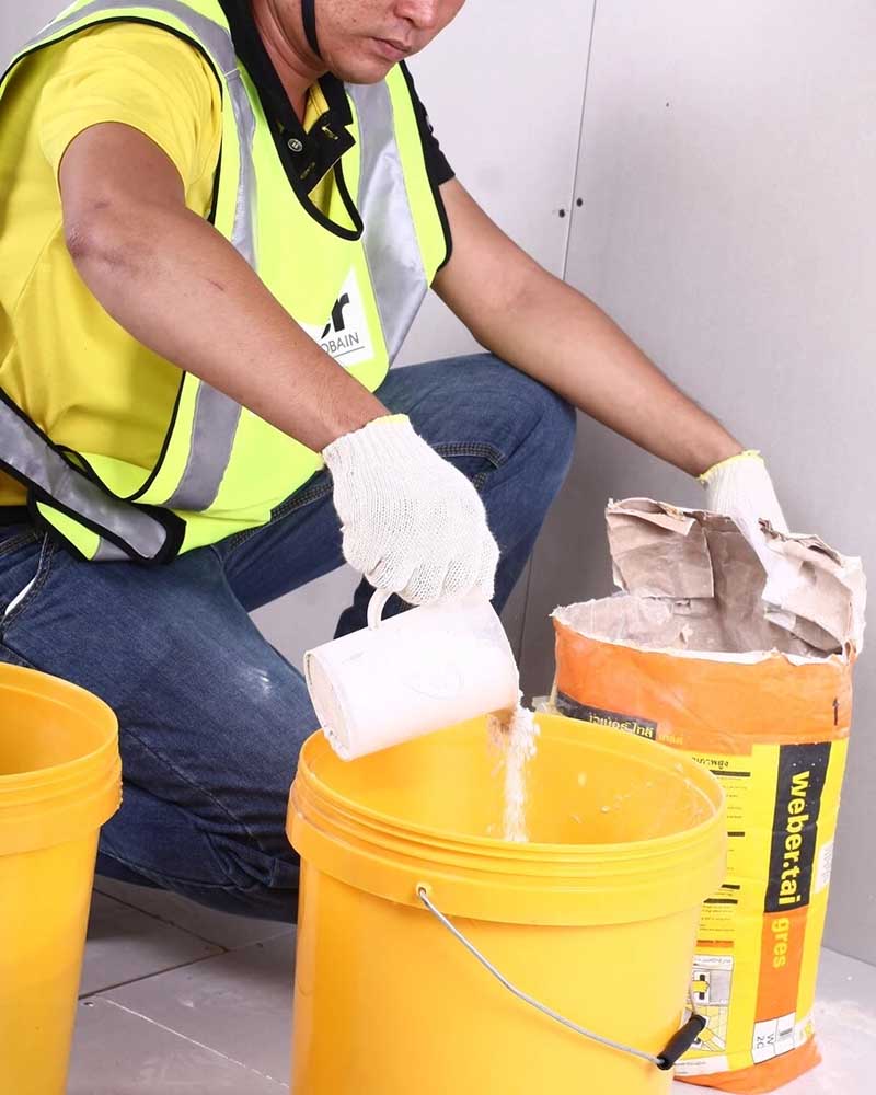 Khi trộn keo dán gạch weber với nước phải tuân thủ theo tỉ lệ hướng dẫn trên bao bì