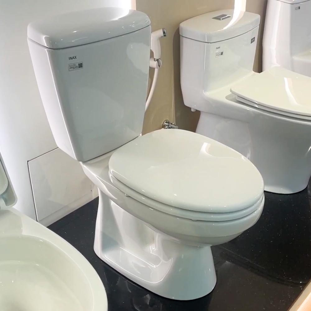 Thiết kế nhỏ gọn với hai phần riêng biệt gồm bệ ngồi và két chứa nước, giúp dễ dàng vận chuyển và lắp đặt hay bảo trì