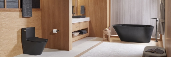 Trong một phòng tắm chủ đạo tông trắng, xám, be hay màu sáng, bồn cầu màu đen sẽ trở thành điểm nhấn hút mắt