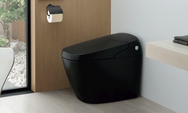 Dòng bồn cầu này có chức năng đệm bọt chống bắn nước và bơm điện tích hợp giúp tạo cho dòng xả mạnh mẽ hơn ngay cả khi áp lực nước yếu