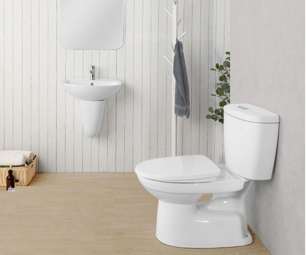 Khi kết hợp với ánh sáng trắng, bồn cầu màu trắng mang lại cảm giác thư giãn và tinh tế, làm nổi bật sự sạch sẽ