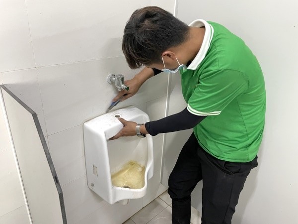 Lắp sai các bộ phận bồn tiểu