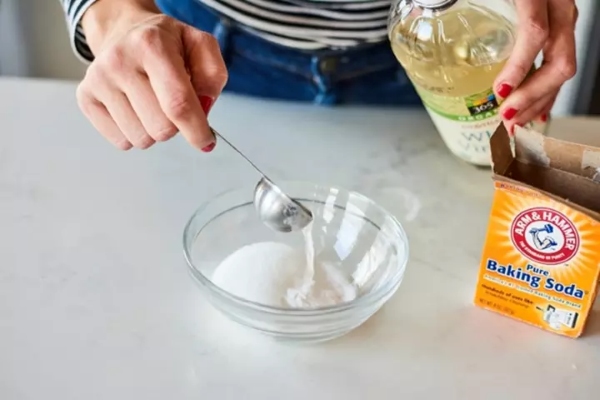 Sử dụng hỗn hợp baking soda và giấm