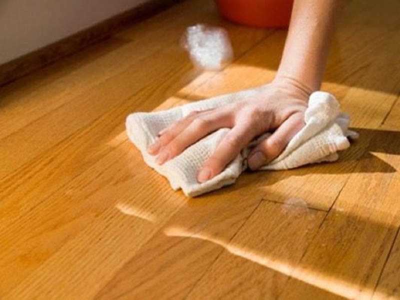 Nên vệ sinh gạch giả gỗ 15x90 đúng cách để bảo vệ bề mặt bền lâu