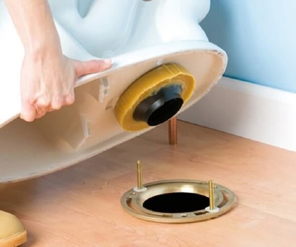 Lắp đặt đường ống sao cho tương thích với sàn nhà và bồn cầu