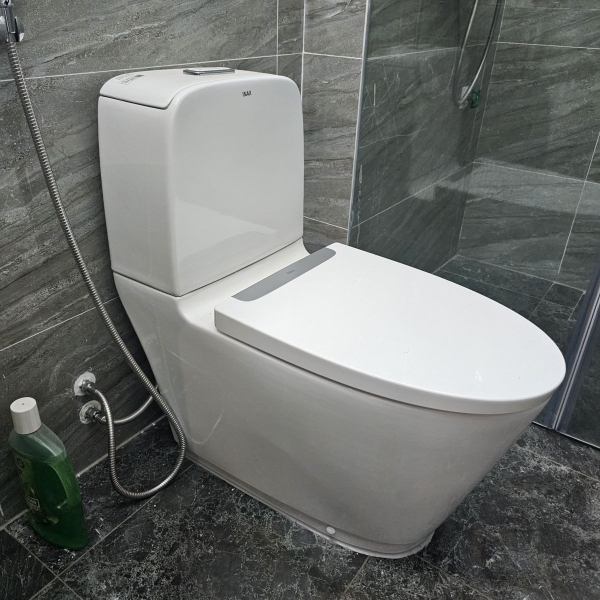 Bồn cầu 2 khối thường được sử dụng phổ biến trong các nhà trọ với ngân sách hạn chế bởi giá thành rẻ hơn, dễ lắp đặt và sửa chữa