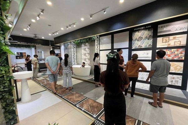 Milan Ceramics còn trưng bày nhiều mẫu gạch cho không gian sống đồng bộ