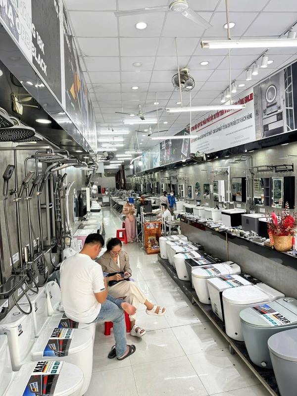 Không gian showroom Sinlee trưng bày nhiều mẫu bồn cầu, sen tắm, lavabo từ nhiều thương hiệu cao cấp