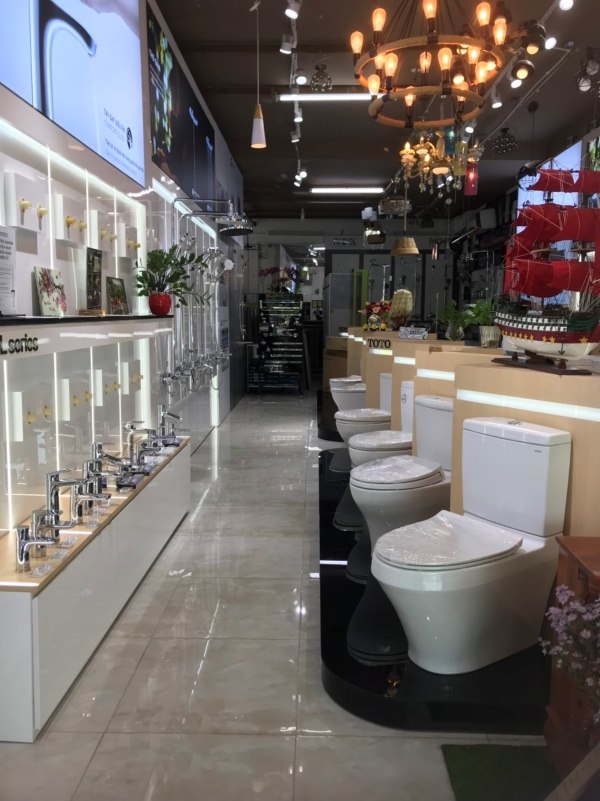 Showroom Anh Hùng trưng bày đa dạng mẫu vòi rửa, bồn cầu
