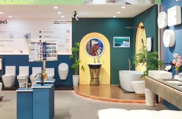 Showroom Ưu Việt Solutions trưng bày phòng tắm mô phỏng với màu sắc tươi sáng